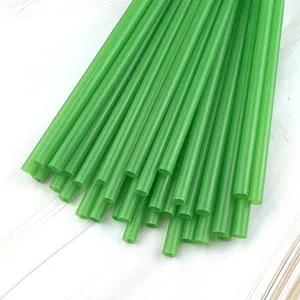 Detailansicht grüne Plastikstrohhalme, gerade Einweg Trinkhalme für Alltag und DIY Basteln.