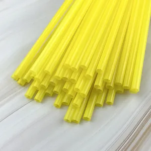 Detailansicht gelber Plastik-Trinkhalme, Großpackung für den täglichen Gebrauch oder Basteln.