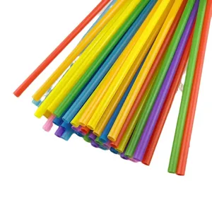 Bunte Einweg-Plastik-Trinkhalme im Grosspackung gerade bunte DIY Handwerksrohre.