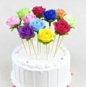 Kleurrijke kunstmatige rozen taart toppers en decoratieve prikkers voor dagelijkse desserts.