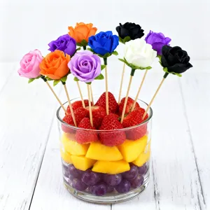 Decoratieve rozen fruitprikkers cocktailprikkers kleurrijke bloemen prikkers feest.