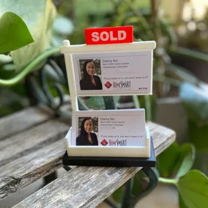 Immobilien Visitenkarten Halter Display mit Verkauft Schild für Büro Tisch Dekoration.