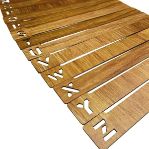 Holz Alphabet Trennregister, Nahaufnahme geschnitzter Buchstaben auf Holzlesezeichen.