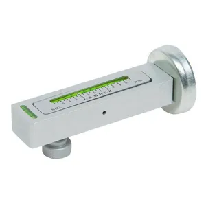 Detailansicht des magnetischen Sturzmessers mit Metallkoerper, Libelle und Skala.
