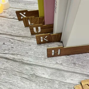 Hölzerne Buchtrenner mit Alphabet und Registerkarten, kreativer Desktop-Organizer für Regallager.