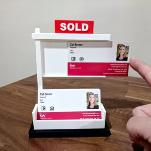 3D gedruckter Immobilien Visitenkartenhalter Display Ständer mit Sold Schild für Büro.