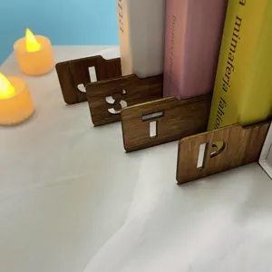 Holz Alphabet Lesezeichen Detailansicht mit feinem hohlem Buchstabendesign für Teiler.