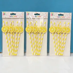 Detailaufnahme von Party-Papierstrohhalmen mit gelben Streifen und Zitronendekor für Getränke.