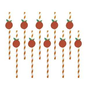 Primo piano di cannucce di carta creative decorate con arance per feste e torte.