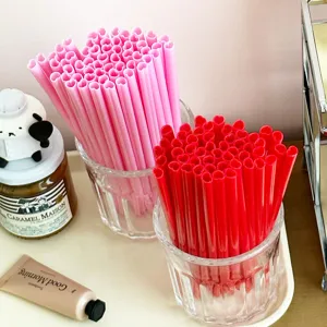 Heart-shaped plastic drinking straws set, pink and red colorful straws for party drinks.