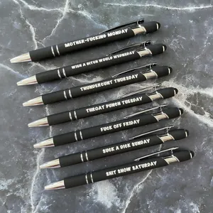 Lustiges Kugelschreiber-Set mit 7 schwarzen Stiften und witzigen Sprüchen für jeden Tag.