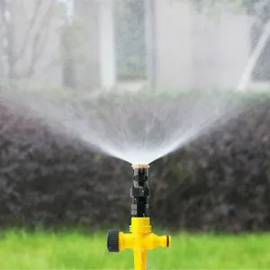 Nahaufnahme eines Bewässerungssprinklers im Garten, der feines Wasser versprüht.