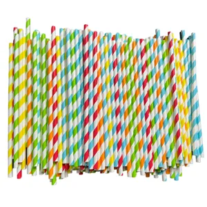 Gros plan de pailles en papier jetables à rayures colorées, parfaites pour les fêtes et boissons.