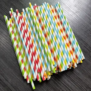 Gros plan détaillé d'un bouquet de pailles en papier rayées colorées pour vos fêtes.