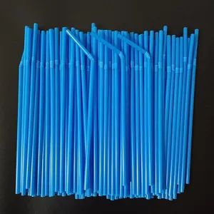 Gedetailleerd overzicht van blauwe plastic rietjes met buiging, flexibel ontwerp voor sappen.
