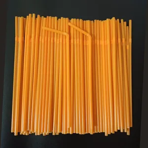 Gedetailleerd overzicht van 21cm oranje wegwerp plastic rietjes, 5mm diameter flexibele rietjes.