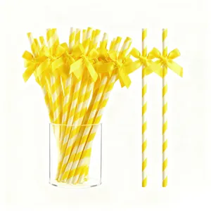 Nahaufnahme Detail gelb gestreifter Papierhalme mit Schleife für Party Dessert Tische.