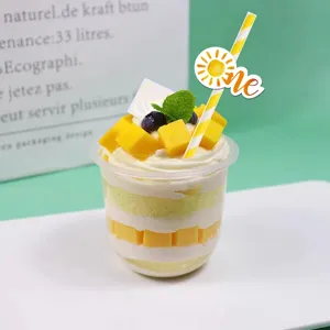 Nahaufnahme Detail der süßen Sonne One Geburtstag Party Papierstrohhalm im Becher.