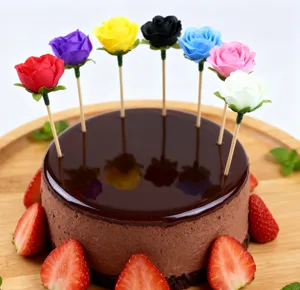 Kleurrijke kunstmatige rozenbloem prikkers voor taart, dessert, cocktail en fruitbord decoratie.