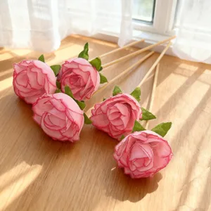 Detailopname van kunstmatige roze rozen prikkers, ideaal voor fruit en cocktails.