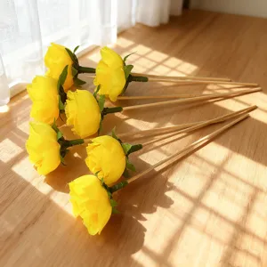 Gedetailleerd aanzicht van gele kunstmatige rozen decoratieve prikkers voor cocktails.