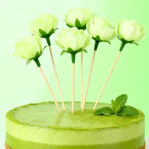 Groene kunstmatige rozenprikkers, ideale taarttoppers en fruitstokjes voor dessertdecoratie.