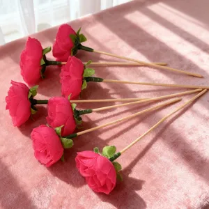 Decoratieve roze rozen bloemenprikkers met houten stokjes voor fruit, cocktails en desserts.