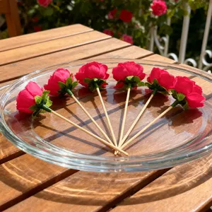 Gedetailleerd overzicht van kunstmatige rozenprikkers voor fruitplanken en cocktaildecoratie.