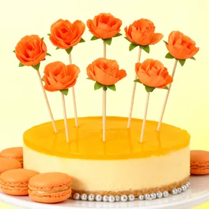 Gedetailleerd overzicht van kunstmatige oranje rozen taarttoppers, ideaal voor fruit en dessert.