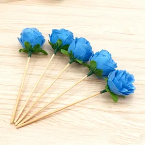 Blauwe kunstmatige rozen fruitprikkers detail voor cocktails, desserts en koude schotels.