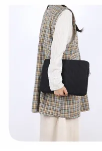 Μαύρη καπιτονέ θήκη φορητού υπολογιστή 14 ιντσών, μινιμαλιστική, λεπτή και αντικραδασμική.
