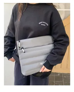 Detailaufnahme der stylischen grauen gepolsterten Laptoptasche mit praktischem Reissverschluss.