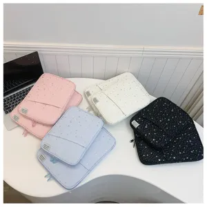 Vista dettagliata della custodia per tablet con motivo a stelle in vari colori pastello.