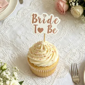Primo piano dettagliato di un cake topper Bride To Be bianco e oro rosa sul dolce.