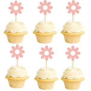 Λεπτομερής όψη topper cupcake ροζ μαργαρίτα, χαριτωμένη λουλουδάτη διακόσμηση για πάρτι.