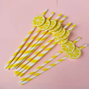 Niedliche Zitronen-Papierstrohhalme mit Fruchtscheiben, ideal für Party Getränke.