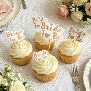 Vista dettagliata di eleganti topper per cupcake Bride To Be per addio al nubilato e matrimoni.