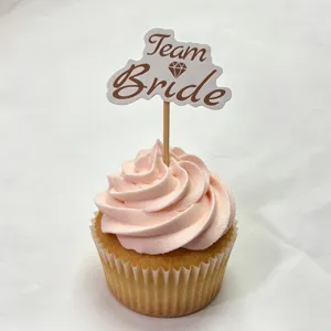 Primo piano dettagliato di un topper per cupcake per addio al nubilato con scritta Bride.