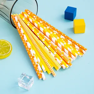 Gedetailleerd overzicht van kleurrijke papieren rietjes met leuke patronen uit een glas.