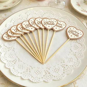 Topper per torta a forma di cuore Team Bride con stecchini di legno per addio al celibato.