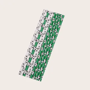 Nahaufnahme von umweltfreundlichen Papier trinkhalmen mit coolem Fußball Motiv für Partys.