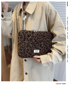 Detailaufnahme der trendigen gesteppten Leopardenmuster Laptoptasche mit weichem Stoff.