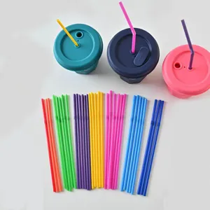 Detailopname van kleurrijke plastic rietjes en herbruikbare bekers voor dagelijks gebruik.