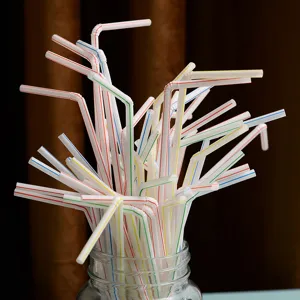 Kleurrijke gestreepte wegwerp plastic rietjes in een pot detailweergave, sapjes.