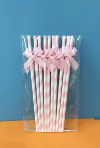 Cannucce di carta con fiocco rosa per decorazione di feste compleanno tavolo dolci.