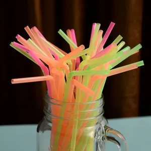 Gedetailleerd overzicht van gekleurde plastic rietjes, flexibel buigbaar ontwerp.