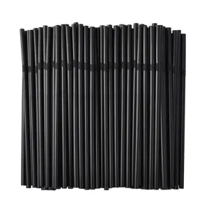 Gedetailleerde close-up van zwarte plastic drinkrietjes, voorzien van flexibele ribbels.