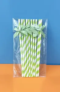 Paglie in carta a righe verdi e bianche con fiocchi dettaglio per decorazione festa e tavolo dolci