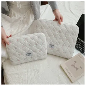 Housse pour ordinateur matelassée avec broderie de nœuds dégradés, vue détaillée de la pochette.