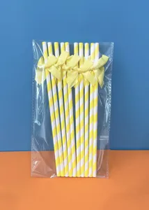 Cannucce di carta a righe gialle con fiocco per decorazione festa di compleanno.